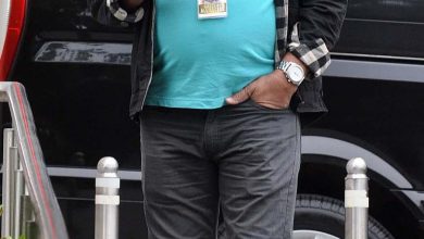Ayah Rihannas Ronald Fenty terlihat di luar hotel Dublin -nya