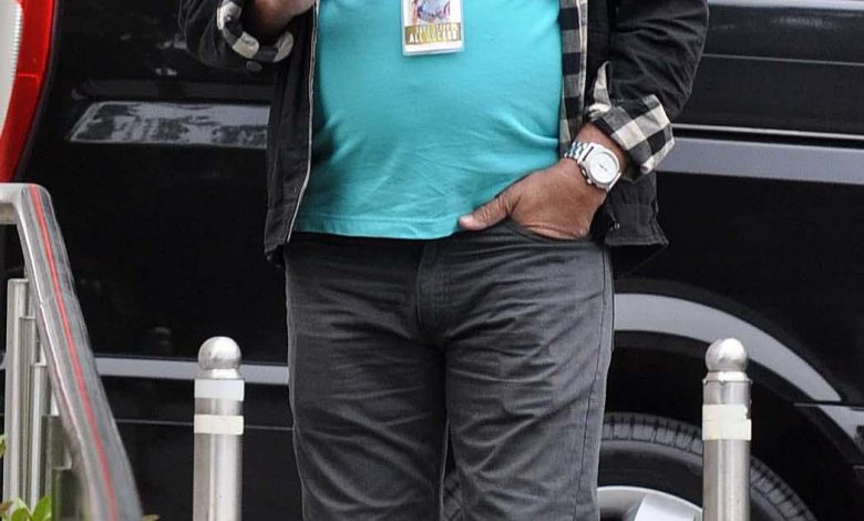 Ayah Rihannas Ronald Fenty terlihat di luar hotel Dublin -nya